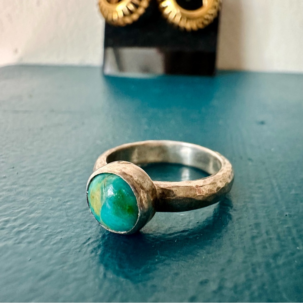 Navajo Turquoise w/ Handmade Hammered Silver Band Ring Signed MC, Size 5 - Picture 3 of 6